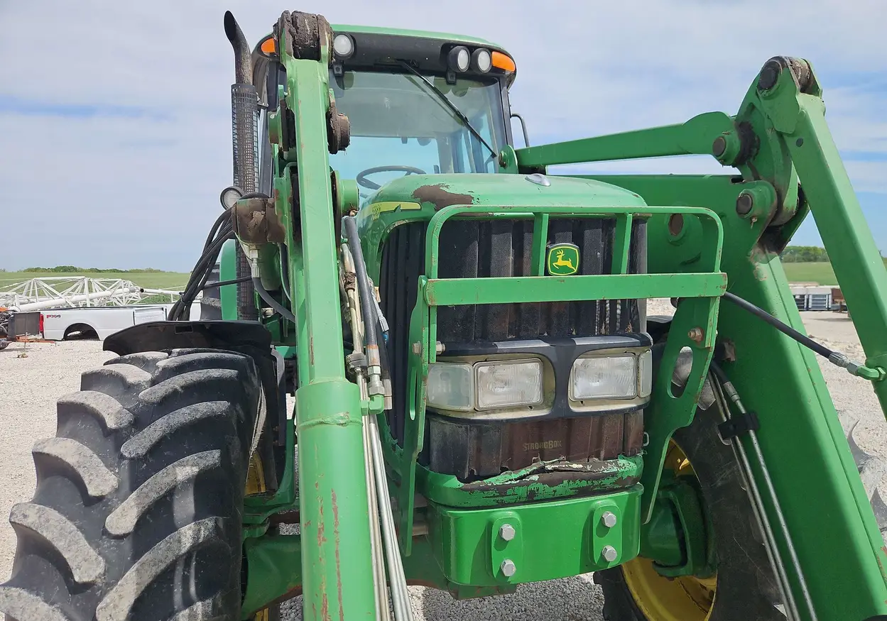 2004 John Deere 7320 MFWD tractor