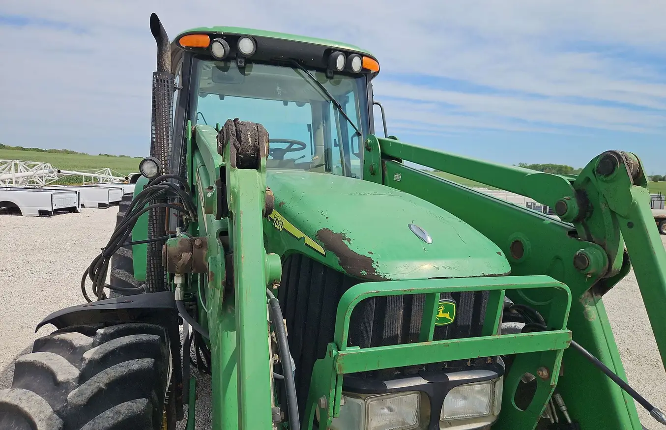 2004 John Deere 7320 MFWD tractor