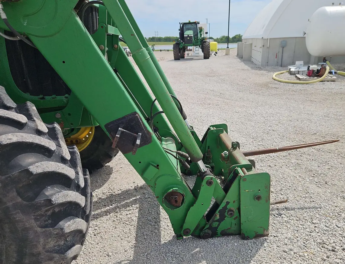 2004 John Deere 7320 MFWD tractor