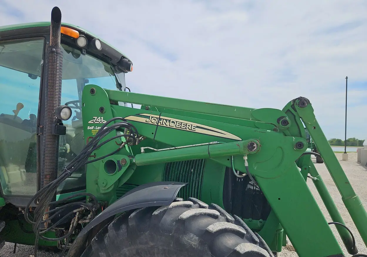 2004 John Deere 7320 MFWD tractor