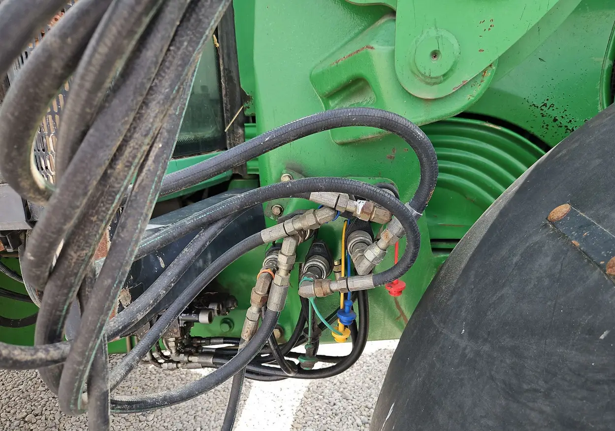 2004 John Deere 7320 MFWD tractor