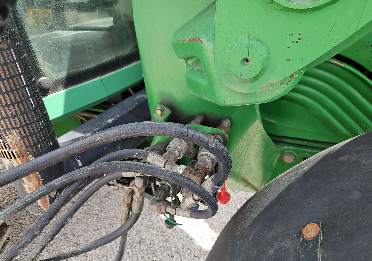 2004 John Deere 7320 MFWD tractor