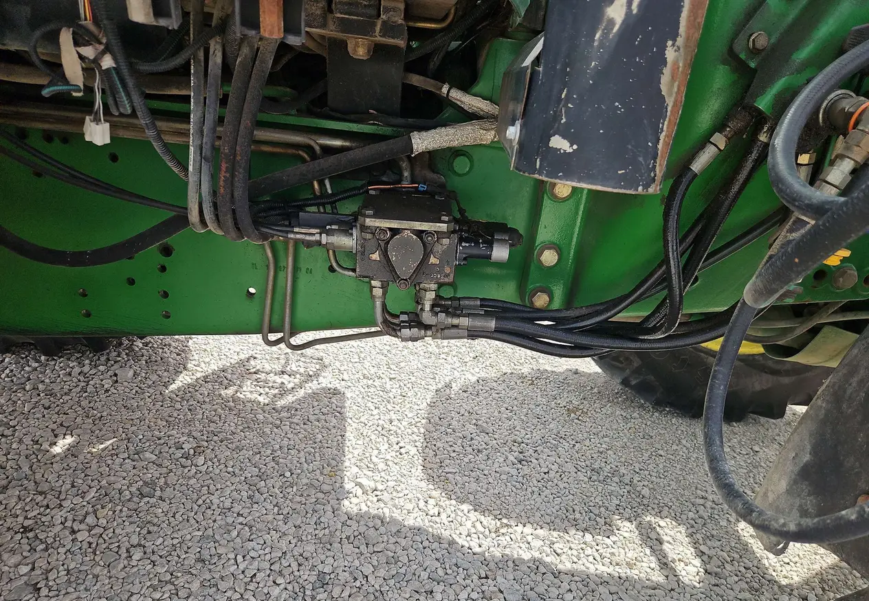 2004 John Deere 7320 MFWD tractor