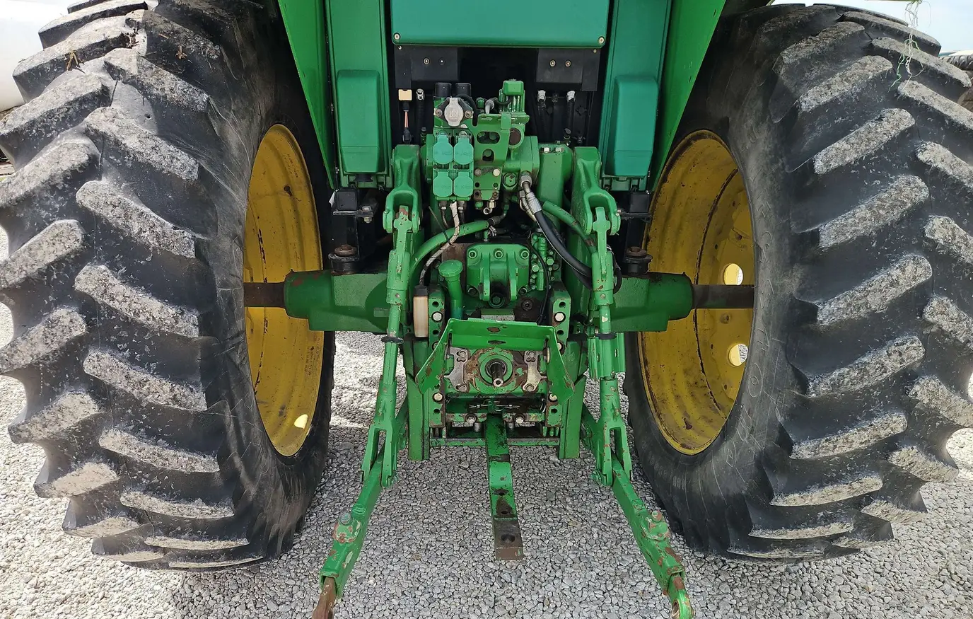 2004 John Deere 7320 MFWD tractor