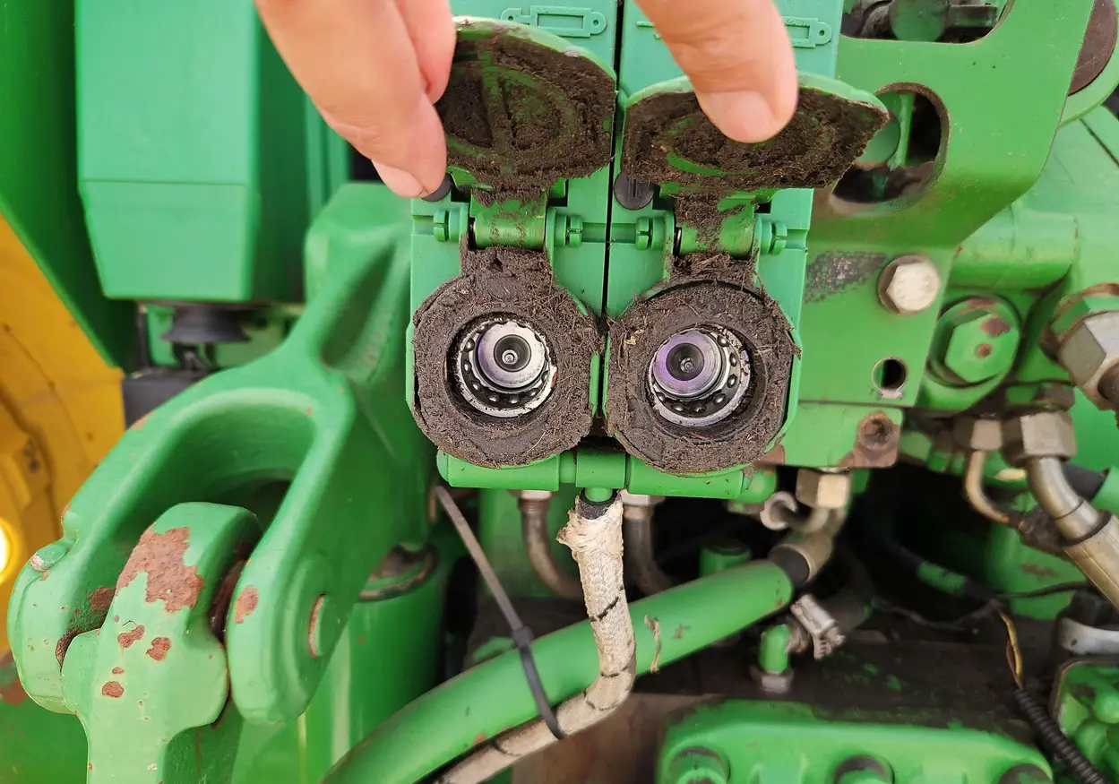 2004 John Deere 7320 MFWD tractor