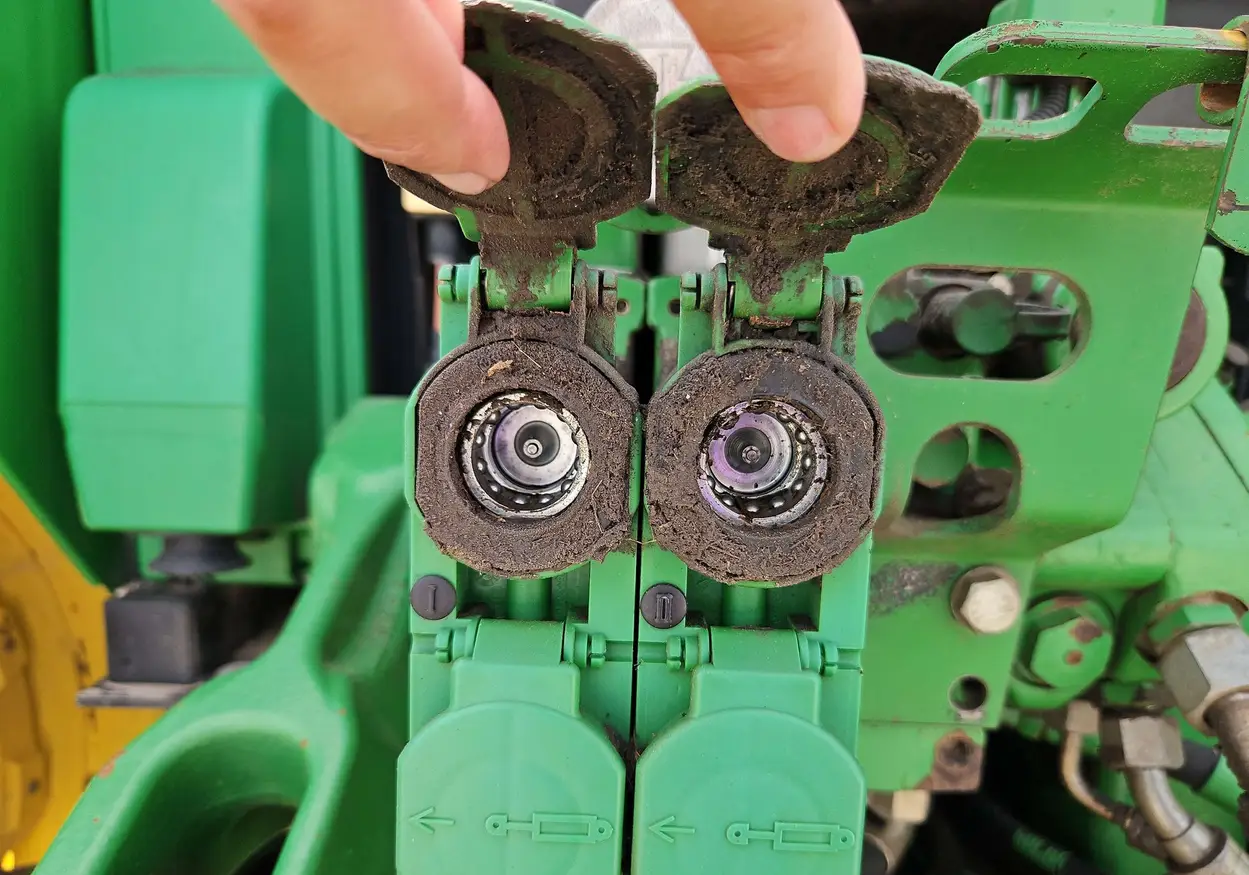 2004 John Deere 7320 MFWD tractor