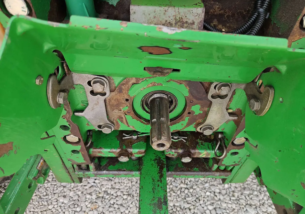 2004 John Deere 7320 MFWD tractor