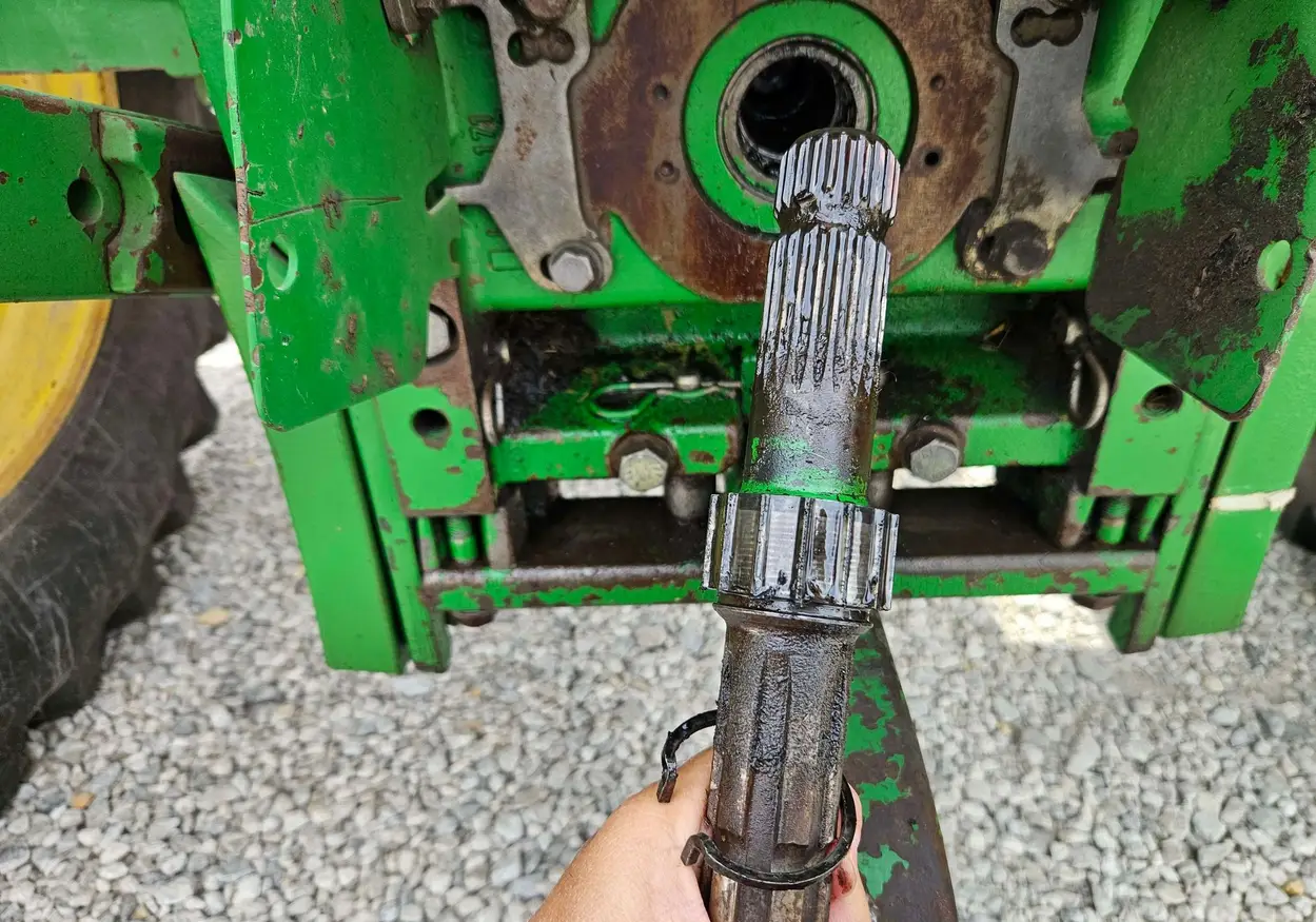 2004 John Deere 7320 MFWD tractor