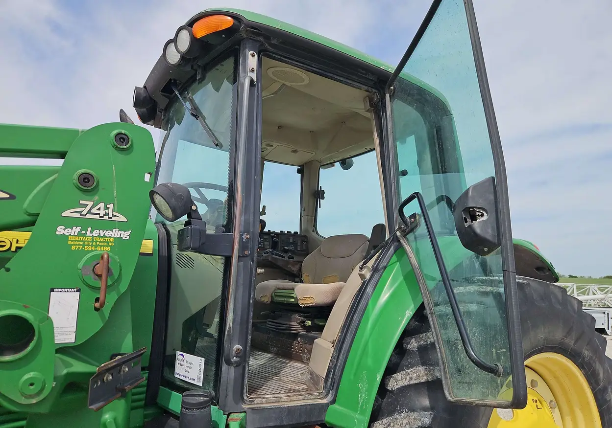 2004 John Deere 7320 MFWD tractor