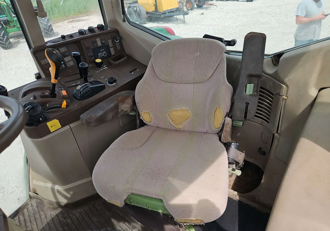 2004 John Deere 7320 MFWD tractor