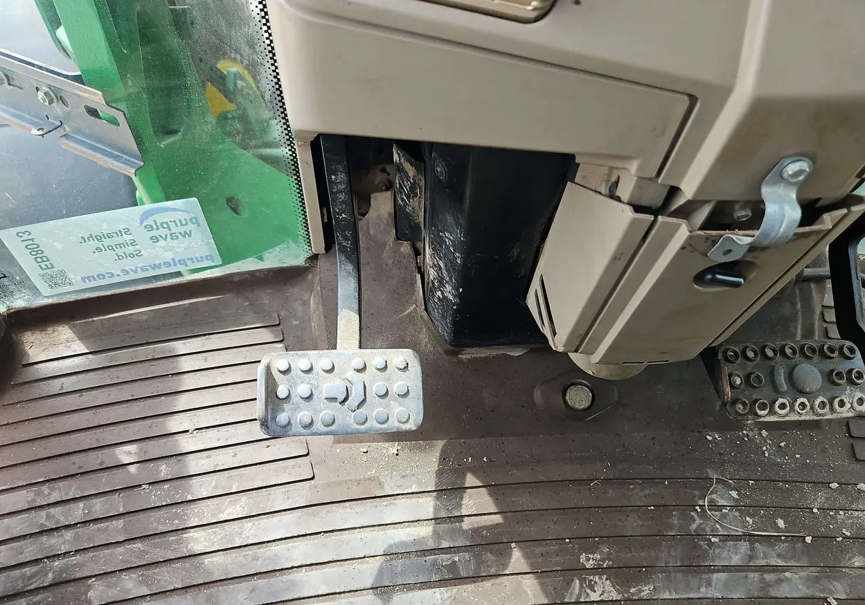2004 John Deere 7320 MFWD tractor
