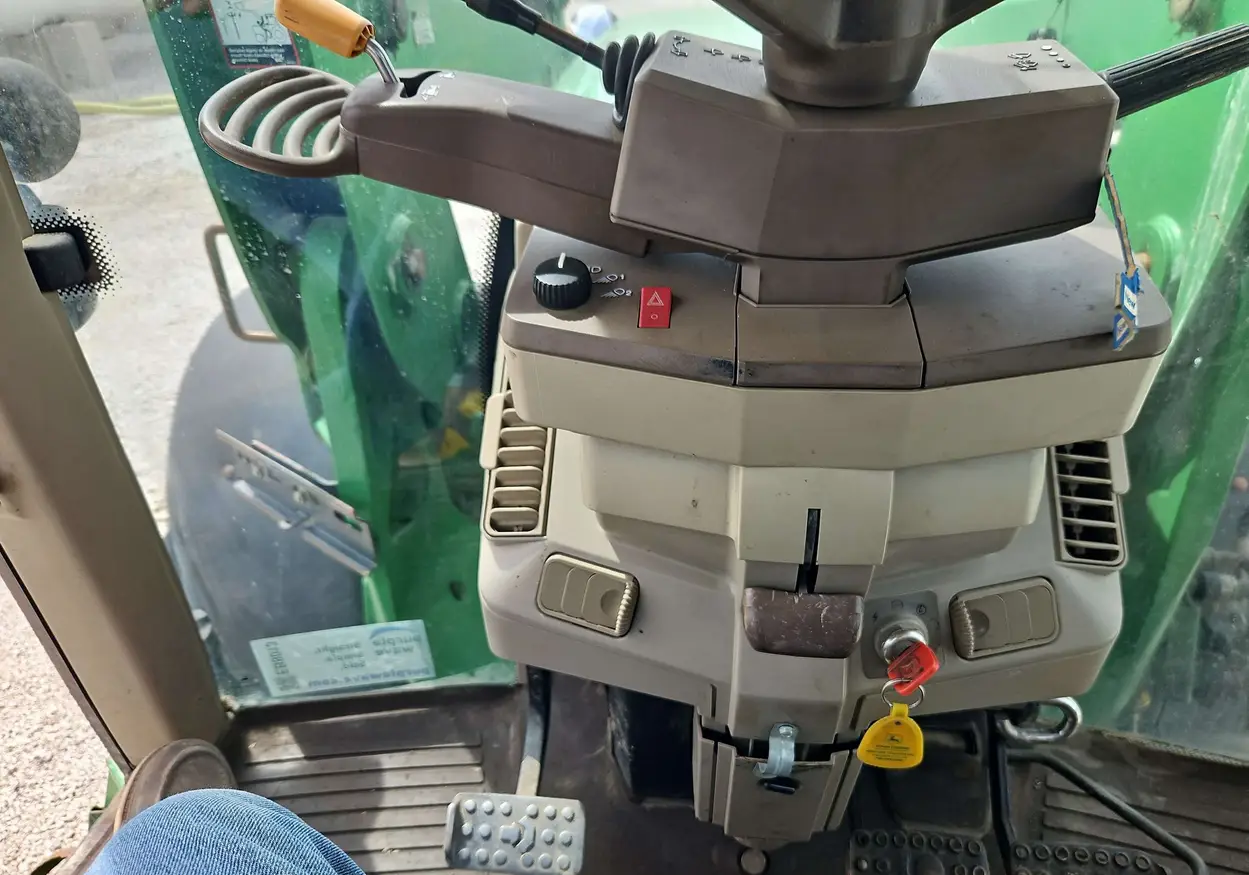 2004 John Deere 7320 MFWD tractor