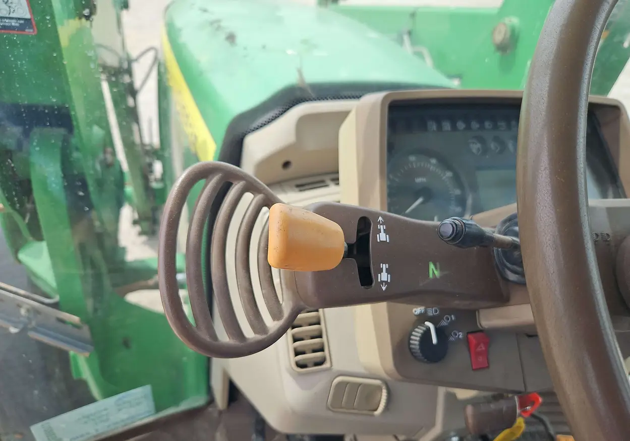 2004 John Deere 7320 MFWD tractor