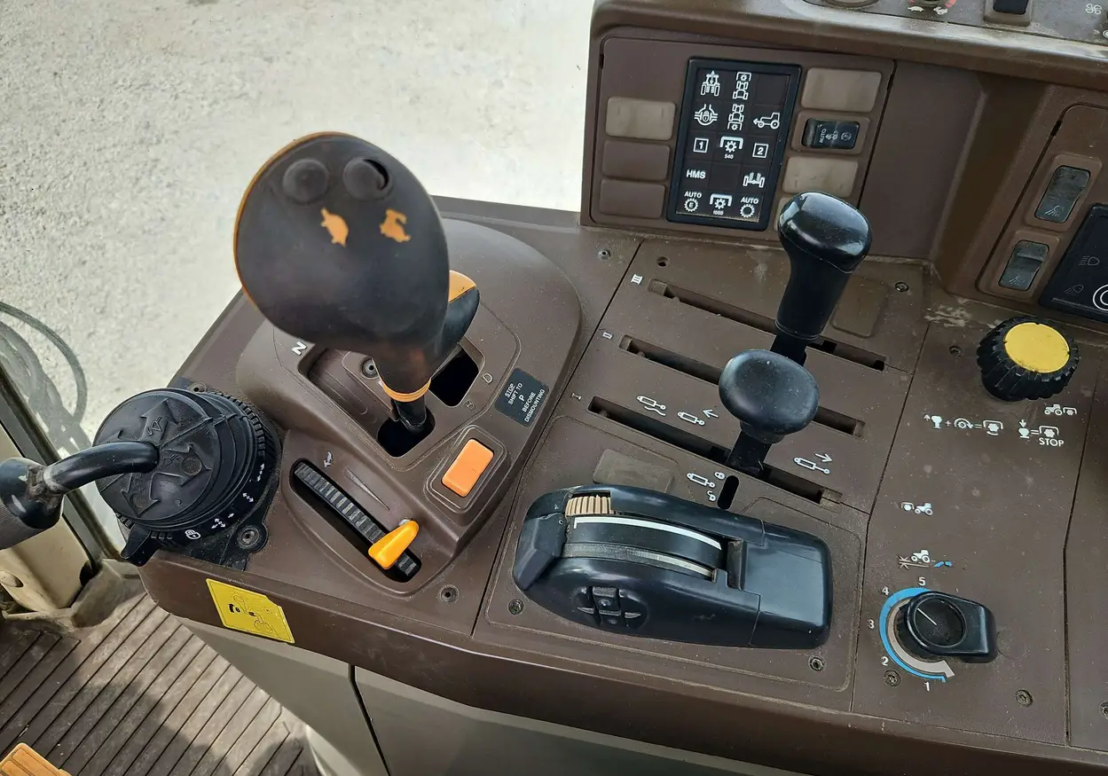 2004 John Deere 7320 MFWD tractor