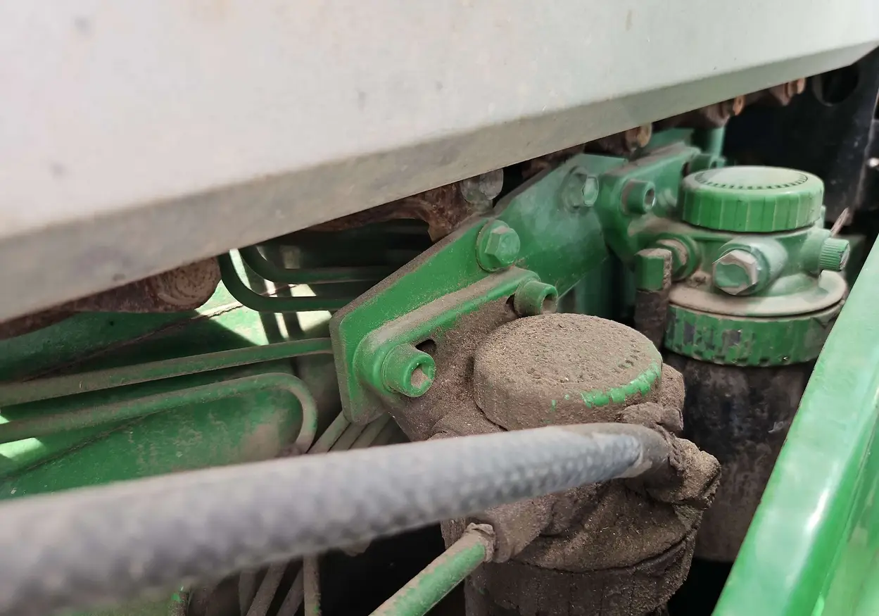 2004 John Deere 7320 MFWD tractor