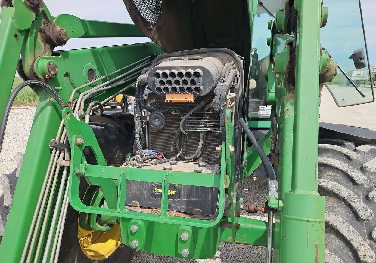 2004 John Deere 7320 MFWD tractor