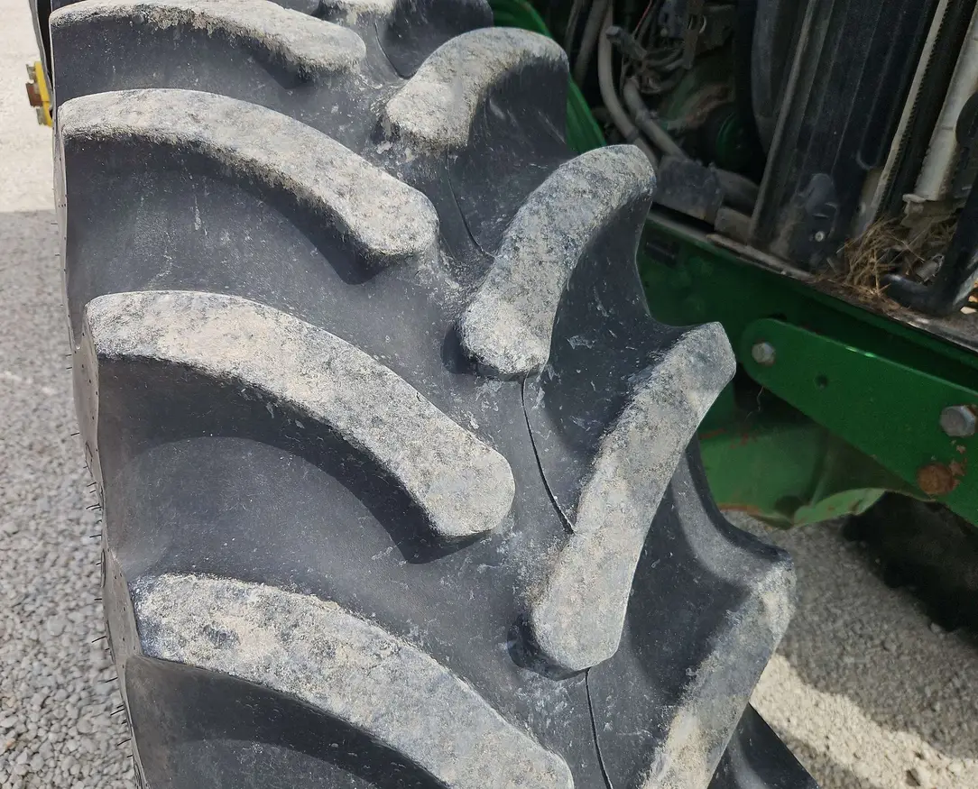 2004 John Deere 7320 MFWD tractor