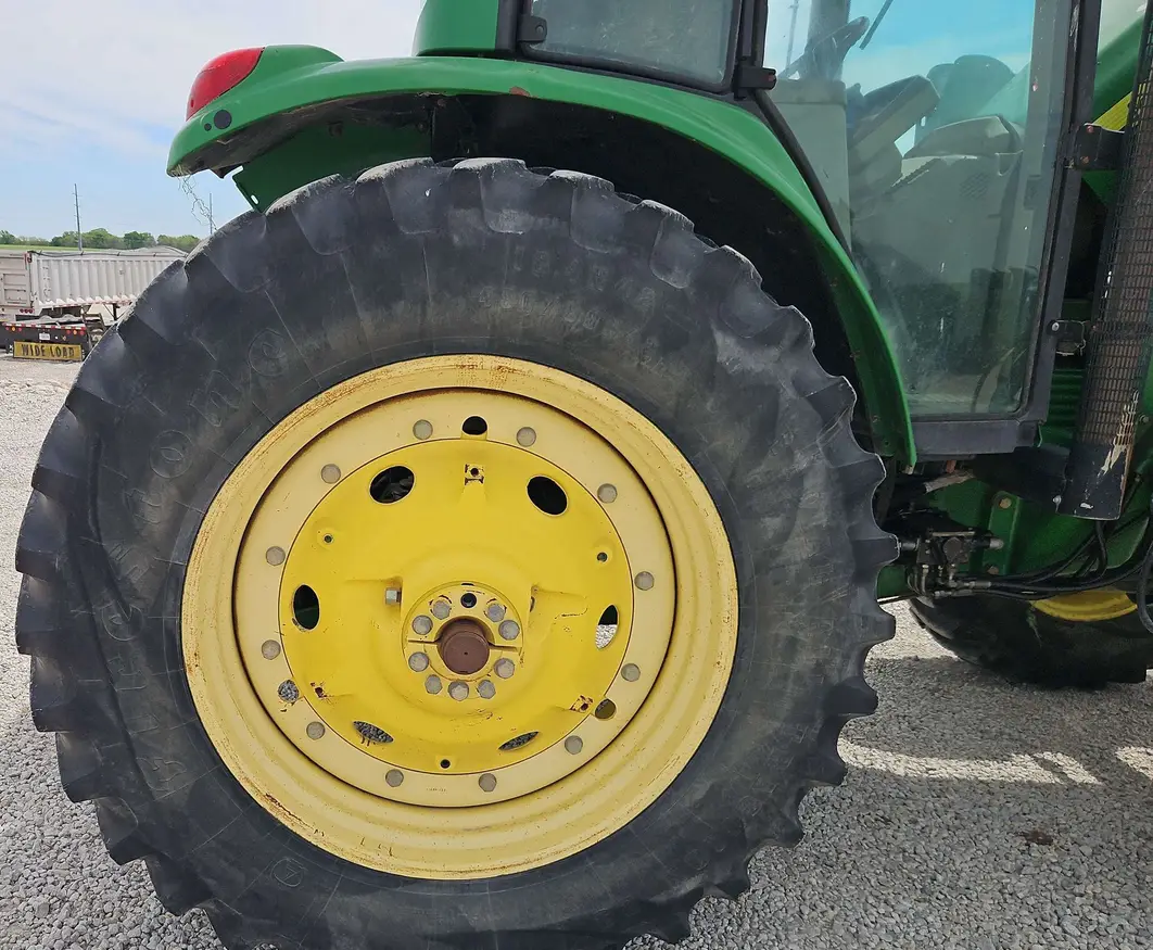 2004 John Deere 7320 MFWD tractor