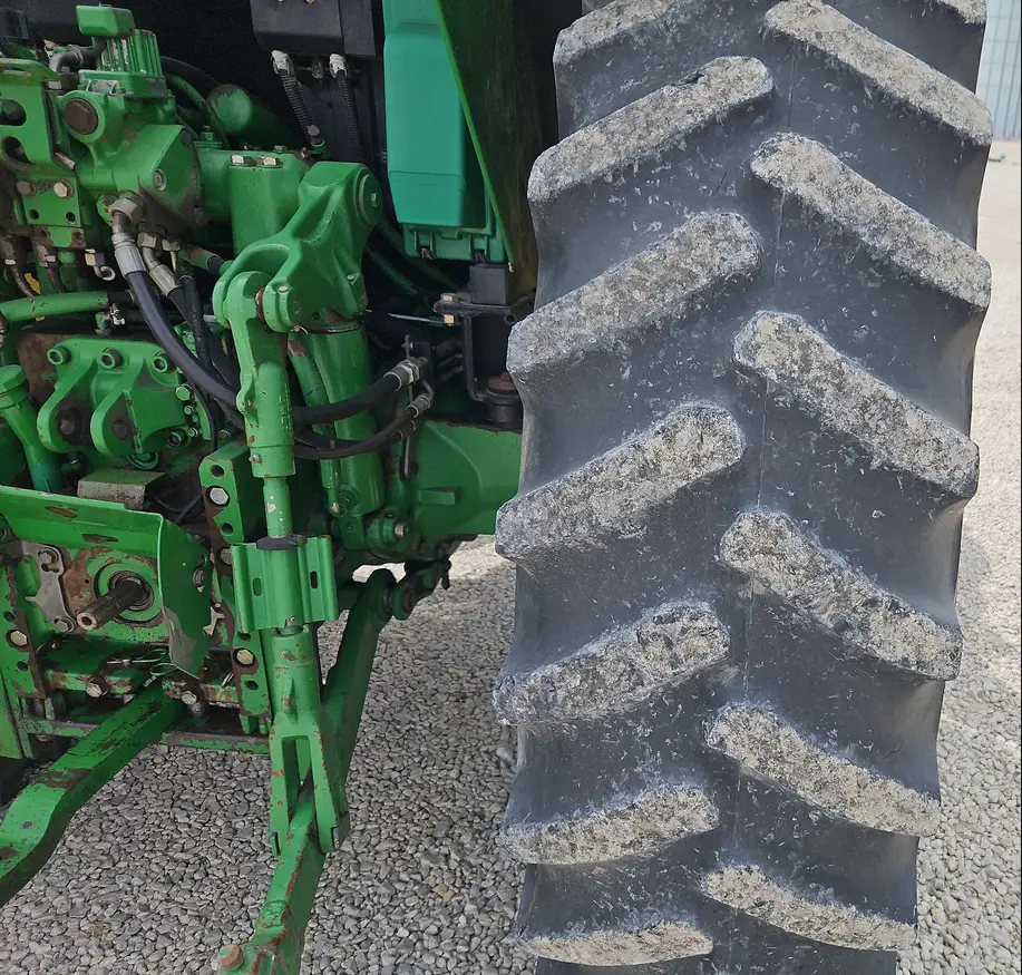2004 John Deere 7320 MFWD tractor