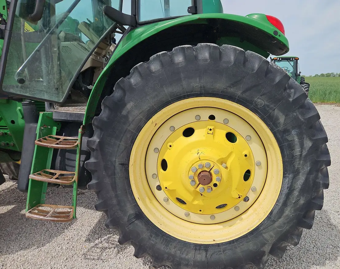 2004 John Deere 7320 MFWD tractor