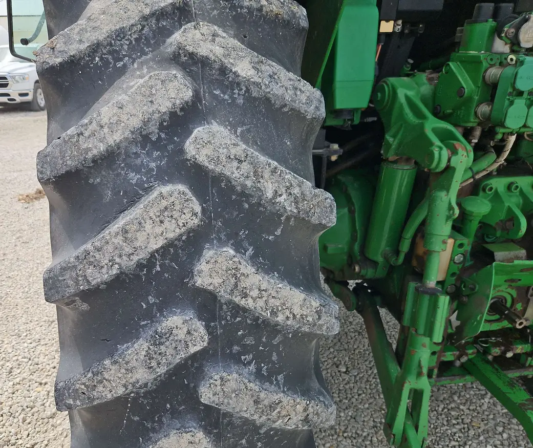 2004 John Deere 7320 MFWD tractor
