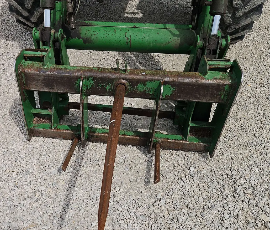 2004 John Deere 7320 MFWD tractor